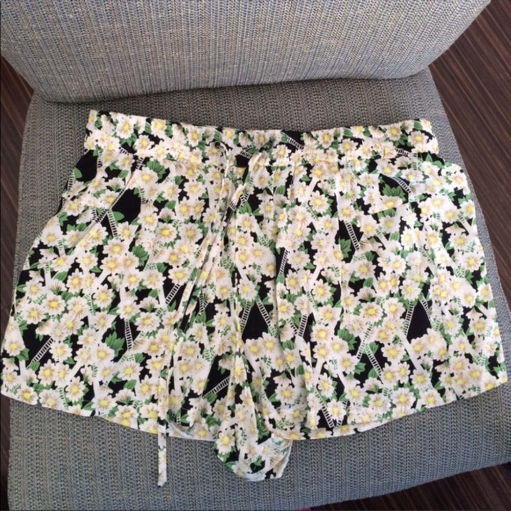 🆕 French Connection Shorts, Size 4, Floral Green